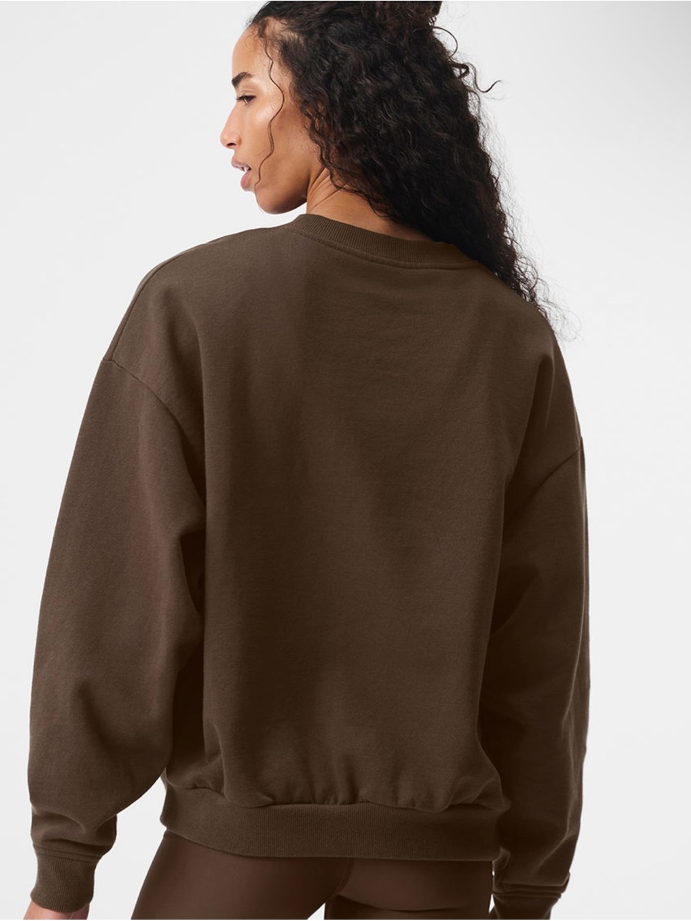 ALO ACCOLADE CREW NECK PULLOVER IN ESPRESSO - Picture 2 of 3